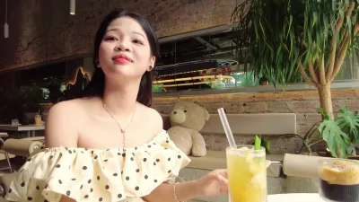 街头猎艳！街头搭讪粉嫩白虎嫩妹肆意玩穴汁水都被逗出来了